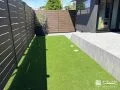 庭らしい温かみを感じられる木目調フェンス