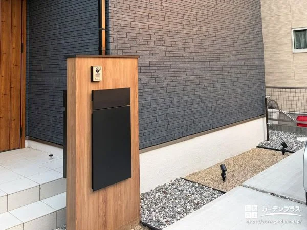 建物の配色を外構へつなげた木目調門柱