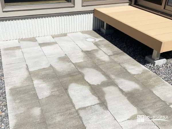 コンクリート平板を敷く事で使い勝手が広がるテラス