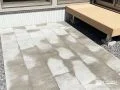 コンクリート平板を敷く事で使い勝手が広がるテラス