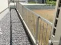 建物まわりを軽やかに仕切る縦格子フェンス