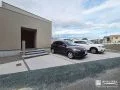 浮き階段が印象を高めるシンプルモダンな新築外構