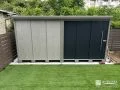 ブラックの扉がアクセントの便利な物置