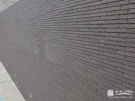 主張しすぎず上品な割肌調タイル