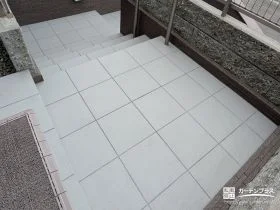 タイル張りで生まれ変わった上質なアプローチ階段