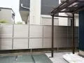 明るい色味で圧迫感を感じさせない目隠しフェンス