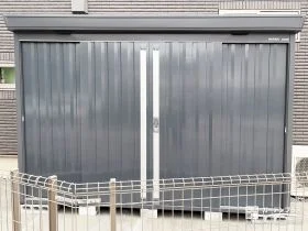 犬走りを有効活用する大容量物置の設置工事