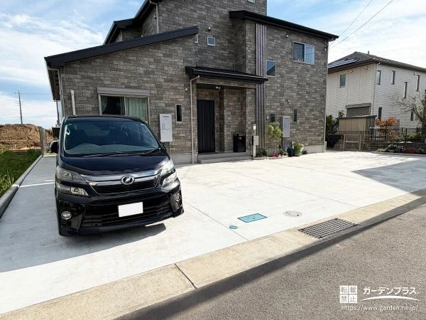 約5台用の広さを土間コンクリートで舗装した使い勝手の良い新築外構