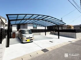 高低差のある敷地を安全で使いやすく整えた新築外構