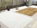 芝生のお手入れの負担を減らすインターロッキングテラス