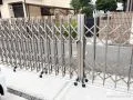 駐車のしやすさにも配慮したアコーディオン門扉