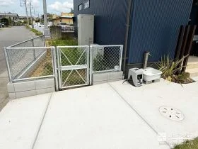 建物の格好よさを活かすお庭を囲うフェンス