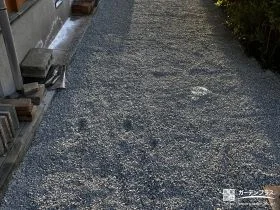 砂利で雑草対策をした犬走り[施工後]