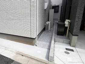 砂利で雑草対策をした犬走り[施工後]