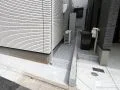 砂利で雑草対策をした犬走り