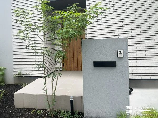 グレーの門柱と植栽が調和するスタイリッシュな新築外構工事