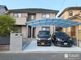 曲線屋根でやわらかな表情を添えたゆとりある駐車スペース工事