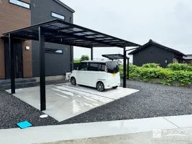 ブラックで統一した愛車も自転車もすっきり収まる外構工事