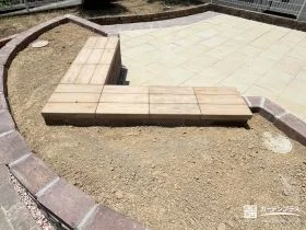 そばで眺めながら過ごせるベンチトップ付きの花壇[施工後]
