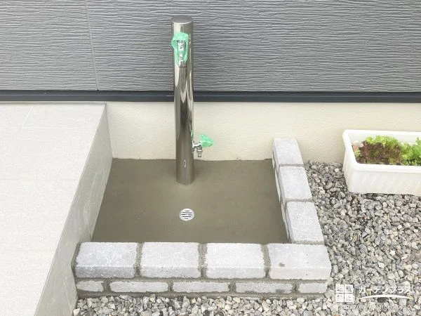 レンガで囲んで使いやすくなったお庭に馴染む水まわり工事