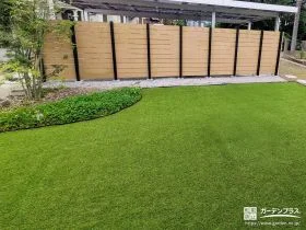 緑が映える爽やかでお手入れしやすい人工芝を敷設したお庭工事