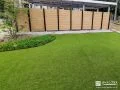 緑が映える爽やかでお手入れしやすい人工芝を敷設したお庭工事