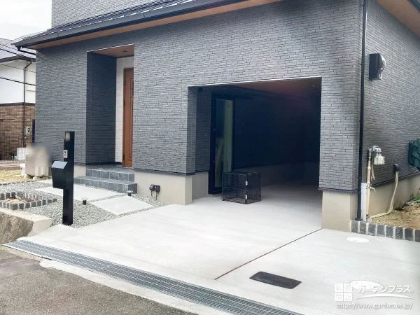 ブラックで統一した外構が重厚感のあるお住まいを引き立てる工事