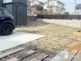 ガーデニング物置と枕木調の園路が馴染むナチュラルなお庭[施工後]