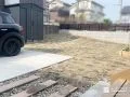 ガーデニング物置と枕木調の園路が馴染むナチュラルなお庭