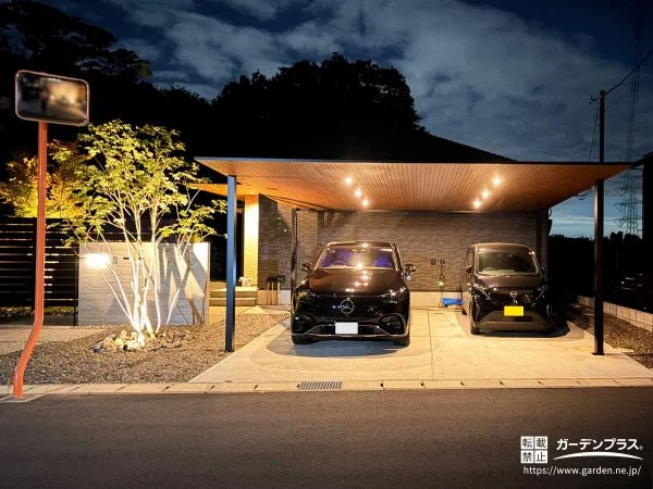 No.30516 軒のような木目天井が住まいに一体感を生むカーポート設置工事[施工後]