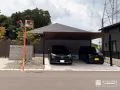 木目調の屋根が住まいを引き立てるカーポート