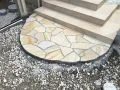 明るい乱形石で華やかに仕上げた玄関アプローチ