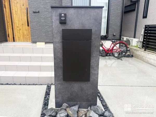 建物との一体感を高めるグレーの門柱