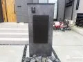 建物との一体感を高めるグレーの門柱