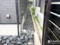 雑草対策で砂利を敷いた犬走り