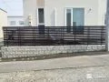 重厚感のある木調フェンスでプライバシーを守る目隠し設置工事