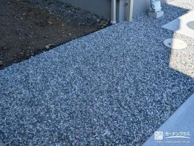 砂利を敷設した犬走り[施工後]