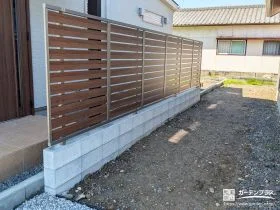 木目調のフェンスで目隠しを叶えるすっきり快適な外構工事