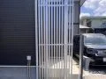 玄関前の目隠しに縦格子タイプの目隠しフェンスを設置した工事