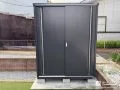 人工芝のお庭に馴染み収納をプラスするシックな物置の設置工事