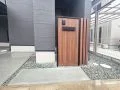 玄関前の視線を遮る木目調の機能門柱