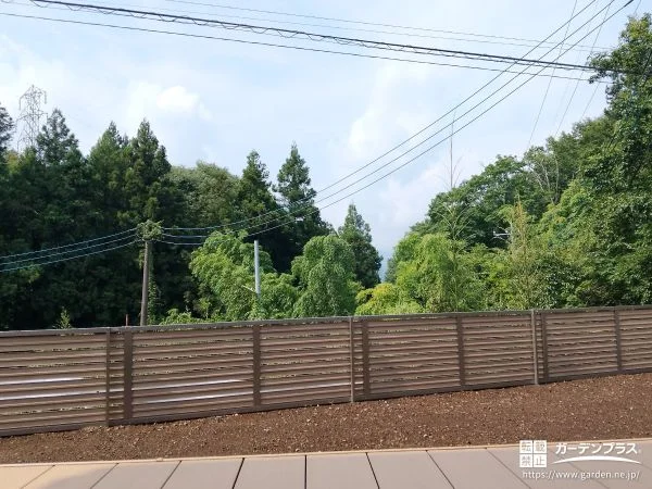 木目調フェンスで自然豊かな景色に馴染む目隠しフェンス設置工事