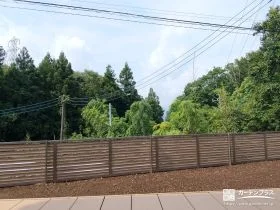 木目調フェンスで自然豊かな景色に馴染む目隠しフェンス設置工事