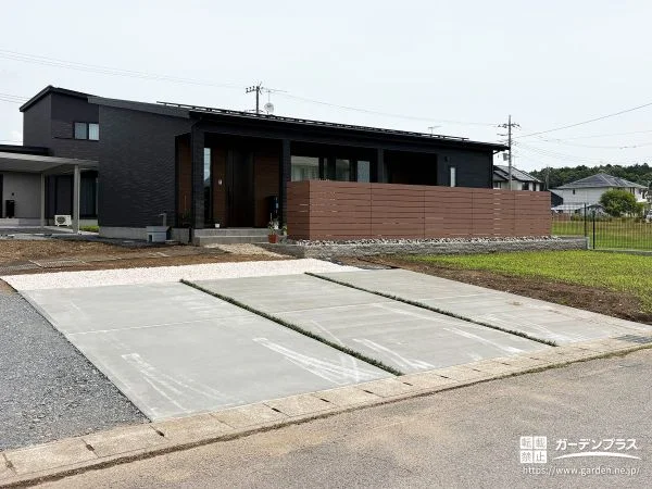 ナチュラルな素材をかっこよく魅せる平屋外構