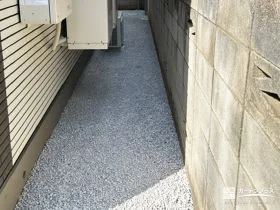 防草シートと砂利で管理しやすくした犬走り[施工後]