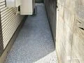 防草シートと砂利で管理しやすくした犬走り