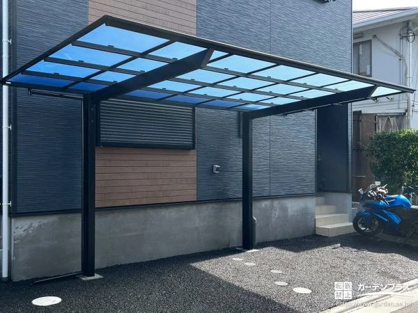ブラックのフラット屋根がお住まいを引き締めるカーポート工事