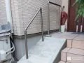 階段横にスロープをプラスして玄関までの移動をサポートする工事