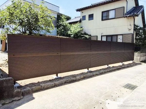 お庭をしっかり囲い安心な高さのある目隠しフェンス設置工事