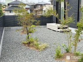 樹木の植栽と砂利で四季を楽しむナチュラルモダンなお庭工事